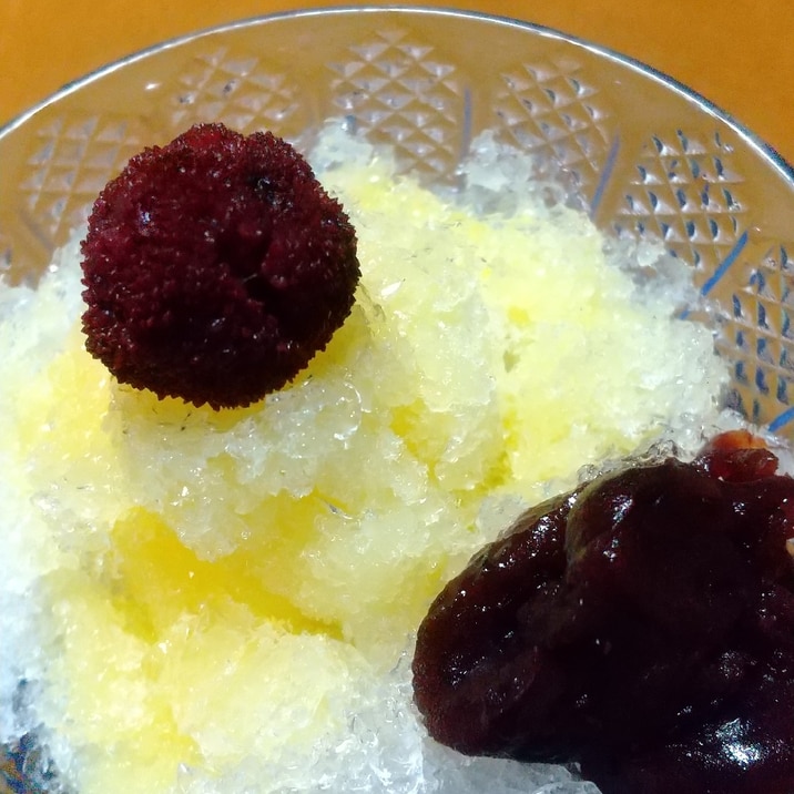 パインシロップたっぷり!あんこと山桃の実添えかき氷